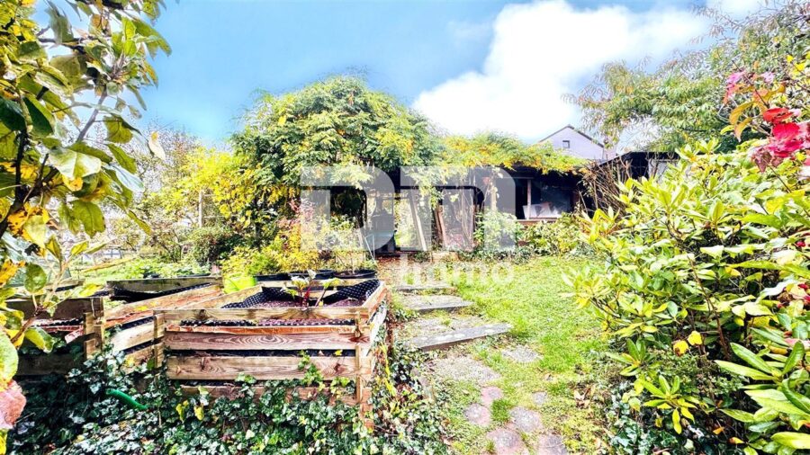 Einfamilienhaus mit Einliegerwohnung in Traumlage mit Terrasse, Naturgarten und Garage - Gartenbereich